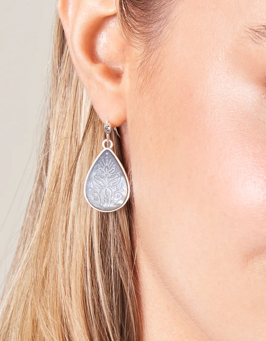 Willa Carved Earrings Mother-of-Pearl