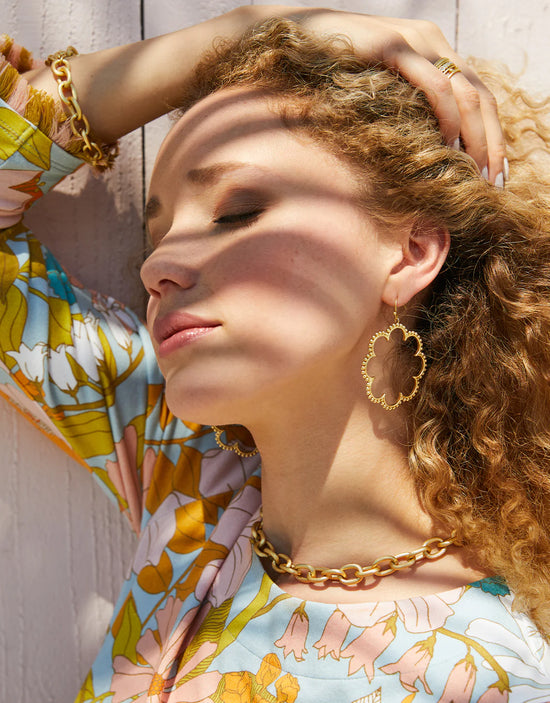 Load image into Gallery viewer, Dotted Daisy Earrings Gold
