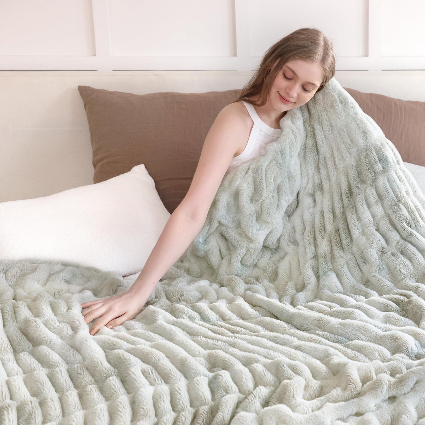 Ultra Soft Cozy Faux Fur Throw Blanket, Fuzzy Plush Thick Bubble Blanket, Oversize Luxury Fluffy Blanket for Couch, Sofa, Bedroom, and Living Room, 50x60 Inches, Light Brown